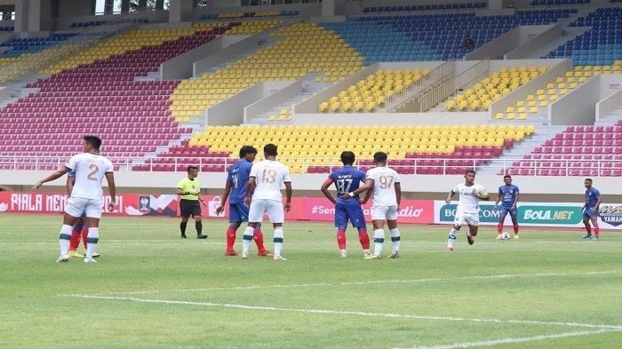 Pemain Arema FC dan Tira Persikabo bersiap menghadapi situasi bola mati dalam laga perdana Grup A Piala Menpora 2021 di Stadion Manahan, Minggu (21/3/2021).