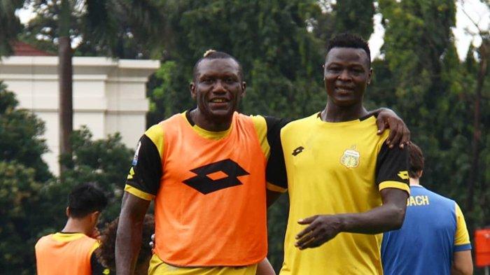 Pemain Bhayangkara FC, Herman Dzumafo dan Ezechiel Ndouassel