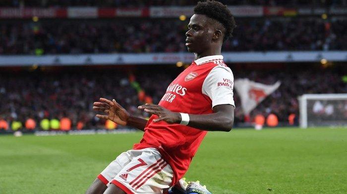 Pemain muda Arsenal, Bukayo Saka melakukan selebrasi setelah mencetak gol ke gawang Liverpool dalam lanjutan Liga Inggris di Emirates Stadium, Minggu (9/10/2022).