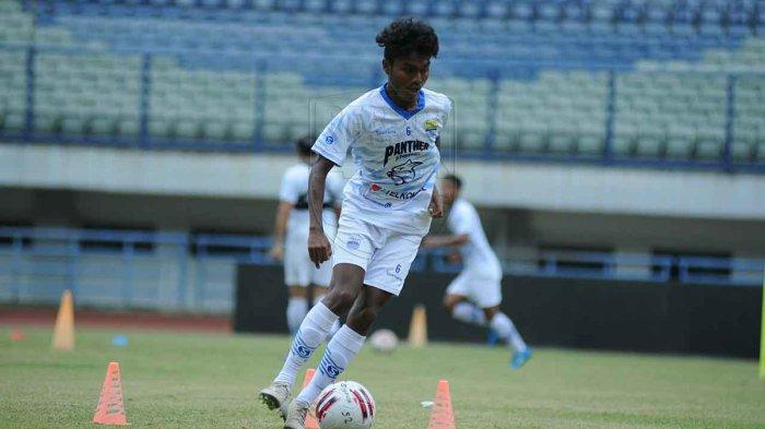 Pemain muda Persib Bandung Saiful mengikuti latihan di Stadion Gelora Bandung Lautan Api (GBLA).