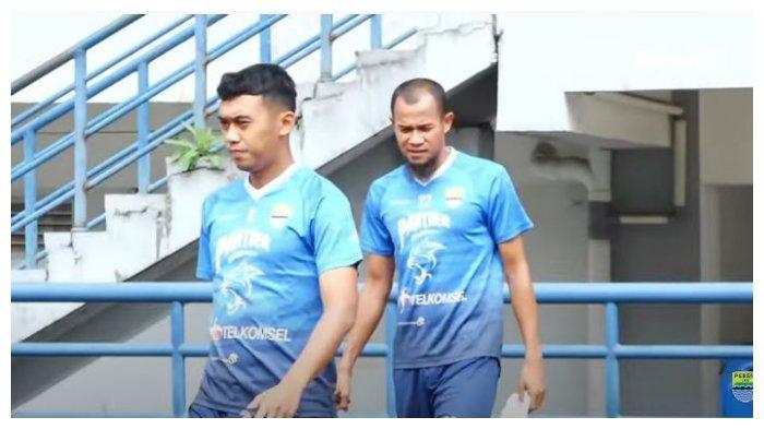 Pemain Persib Bandung Supardi Nasir dan Abdul Aziz berlatih di Stadion Gelora Bandung Lautan Api, Bandung, Rabu (7/4/2021).