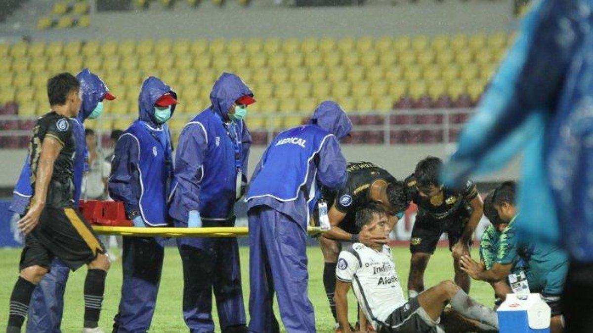Pemain Persib Bandung Zalnando mengalami cedera pada laga melawan Dewa United pada pekan ke-14 di Stadion Manahan, Solo, Rabu (14/12/2022).