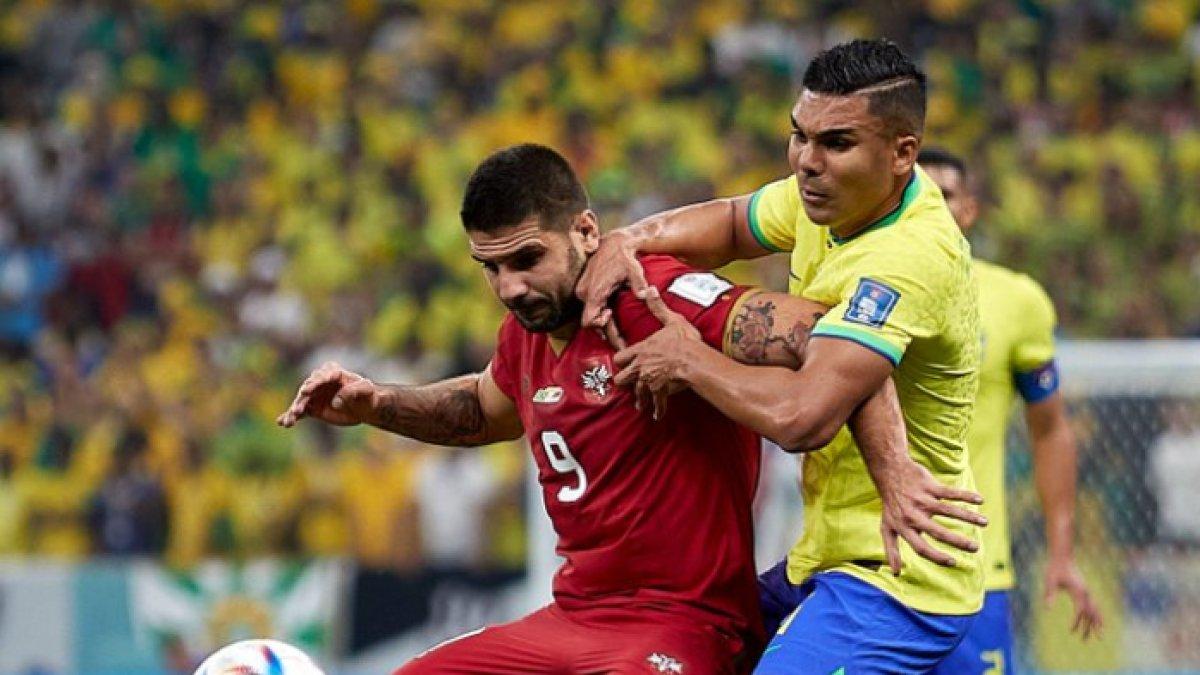 Pemain Timnas Brasil, Casemiro (kanan) saat menghadapi pemain Serbia.