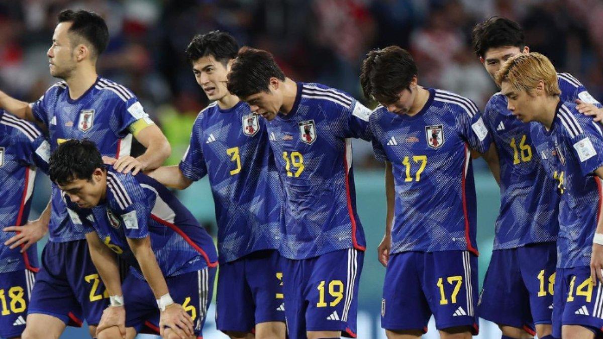 Para pemain Timnas Jepang tertunduk lesu saat kalah adu penalti melawan Kroasia di babak 16 besar Piala Dunia 2022 di Al Janoub Stadium, Qatar, pada Senin (5/12/2022).