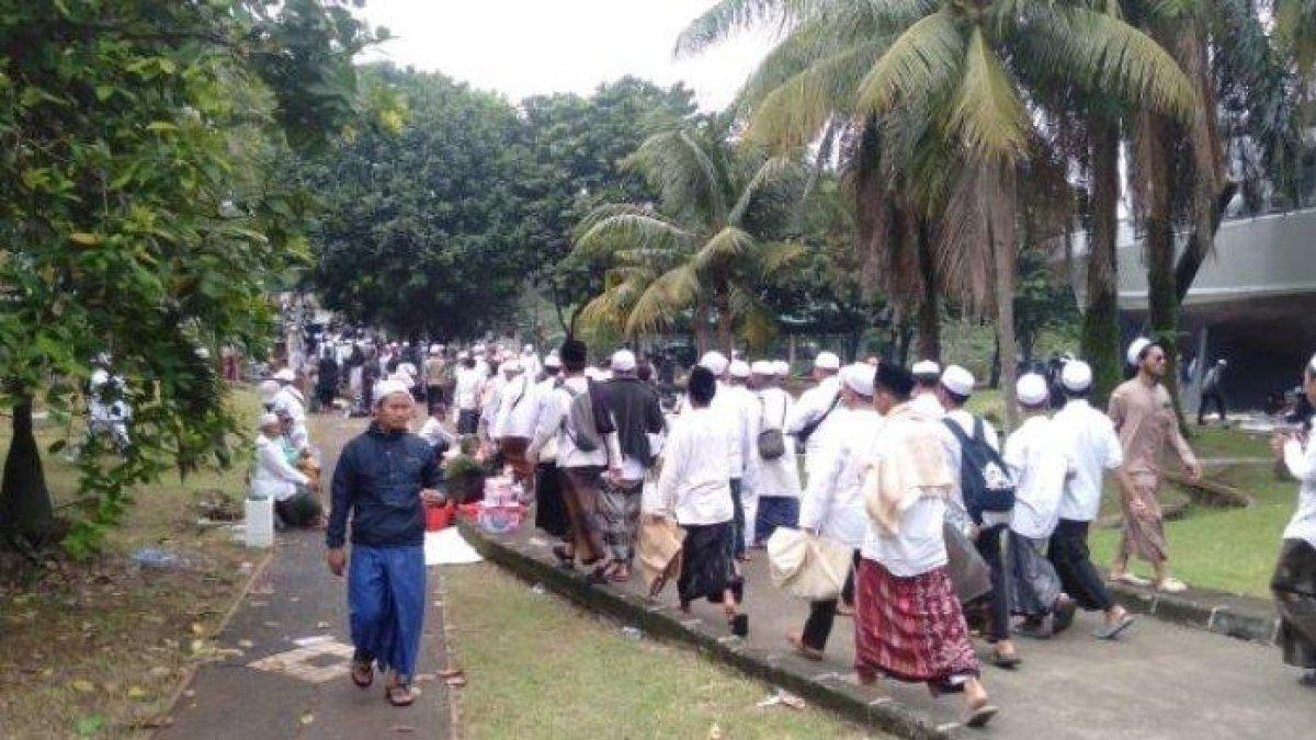 Ribuan jamaah acara Reuni 212 sudah mulai meninggalkan wilayah Masjid At-Tin, Jakarta Timur, Jumat (2/12/2022).