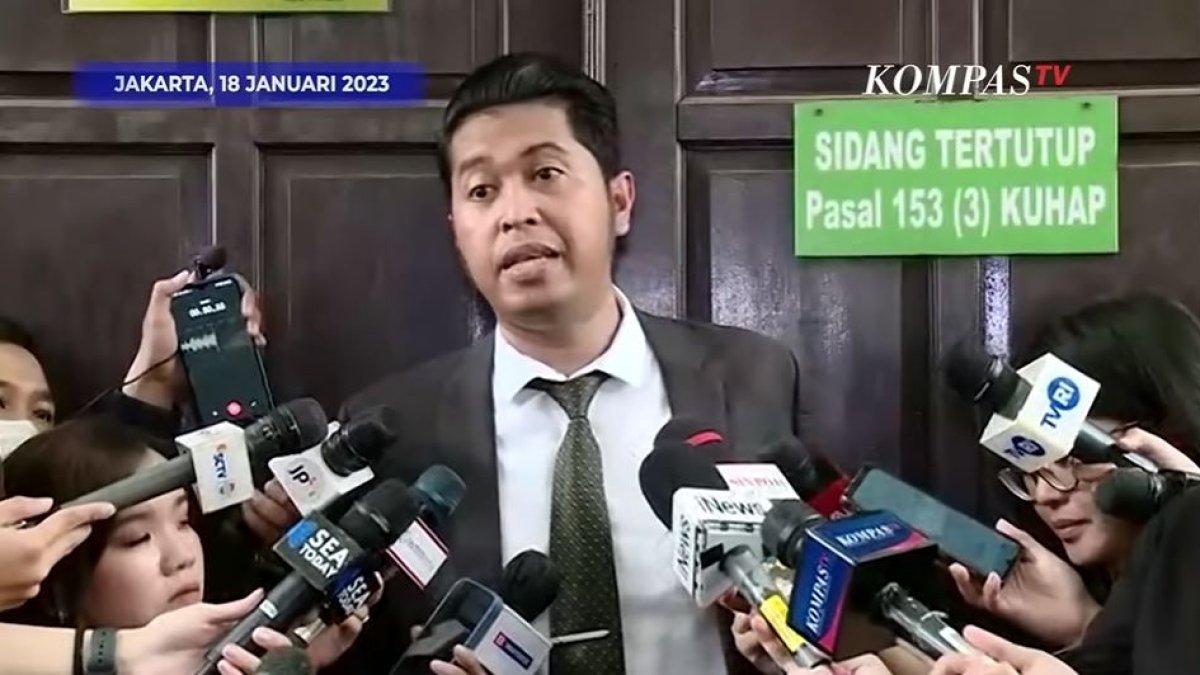 Pengacara keluarga Brigadir J, Martin Lukas Simanjuntak saat ditemui seusai sidang di Pengadilan Negeri Jakarta Selatan, Rabu (18/1/2023). Martin mengaku kecewa dengan tuntutan 8 tahun penjara untuk Putri Candrawathi yang dinilai terlalu ringan.