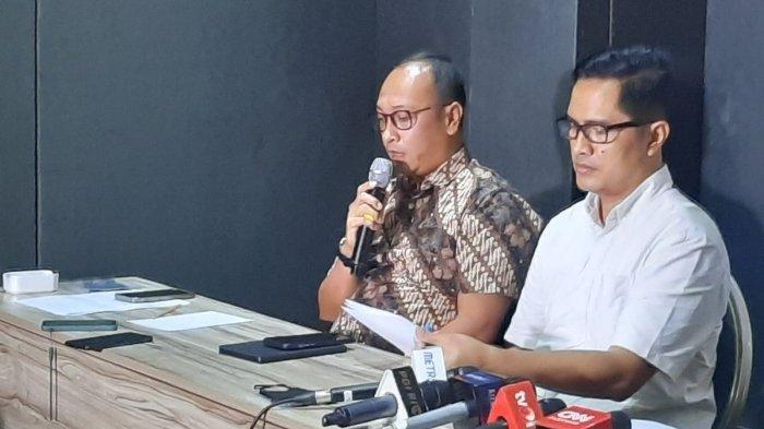 Eks KPK Rasamala Aritonang dan Febri Diansyah selaku tim kuasa hukum Ferdy Sambo dan Putri Candrawathi dalam konferensi pers di sebuah hotel, di kawasan Jakarta Pusat, Rabu (28/9/2022). Terbaru Dua mantan Eks Komisi Pemberantasan Korupsi (KPK) sama-sama menjadi pengacara untuk keluarga Ferdy Sambo, Kamis (29/9/2022).