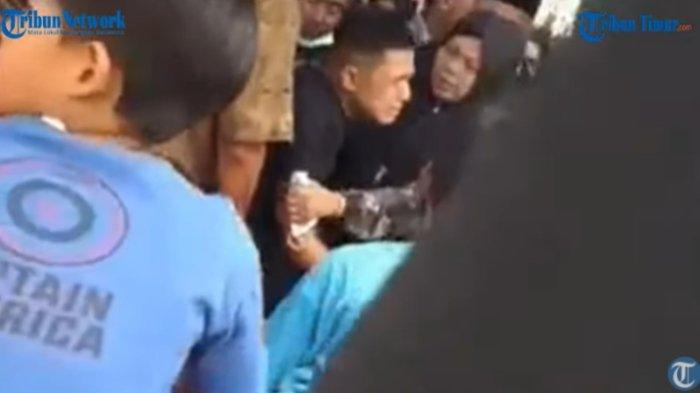Pengantin pria histeris dan pingsan setelah pengantin wanita meninggal saat akad nikah. Peristiwa terjadi di kawasan Kampung Melayu, Kelurahan Kampung Jua, Kecamatan Lubuk Bagalung, Kota Padang.