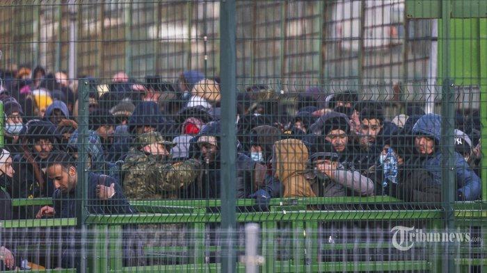 Pengungsi dari Ukraina berbaris untuk masuk ke Polandia melalui penyeberangan perbatasan di Medyka, di Polandia timur pada 28 Februari 2022. - Secara keseluruhan, lebih dari setengah juta orang telah meninggalkan Ukraina sejak penguasa era Soviet Moskow melancarkan invasi skala penuh pada 24 Februari, dengan lebih dari setengahnya melarikan diri ke negara tetangga Uni Eropa dan anggota NATO Polandia, PBB mengatakan pada 28 Februari 2022.
(Photo by Wojtek RADWANSKI / AFP)