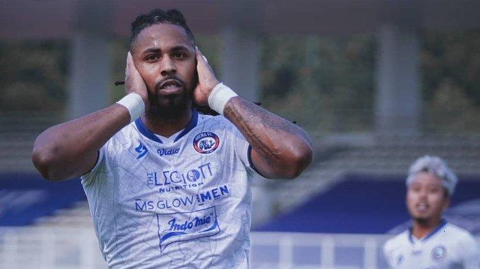 Penyerang Arema FC, Carlos Fortes merayakan gol perdananya di Liga 1 2021 saat melawan Persipura Jayapura di Stadion Madya Gelora Bung Karno, Jakarta, Rabu (29/9/2021). Carlo Fortes mulai unjuk gigi di perebutan top skor Liga 1 2021.
