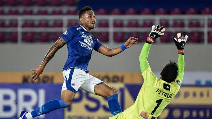 Penyerang Persib Bandung, Wander Luiz berhadapan dengan kiper Persipura Jayapura, Fitrul dalam lanjutan Liga 1 2021 pekan ke-10 di Stadion Manahan, Solo,