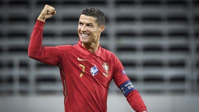 Penyerang Portugal Cristiano Ronaldo merayakan gol pembuka, gol ke-100nya untuk Portugal, selama pertandingan sepak bola UEFA Nations League antara Swedia dan Portugal pada 8 September 2020 di Solna, Swedia.