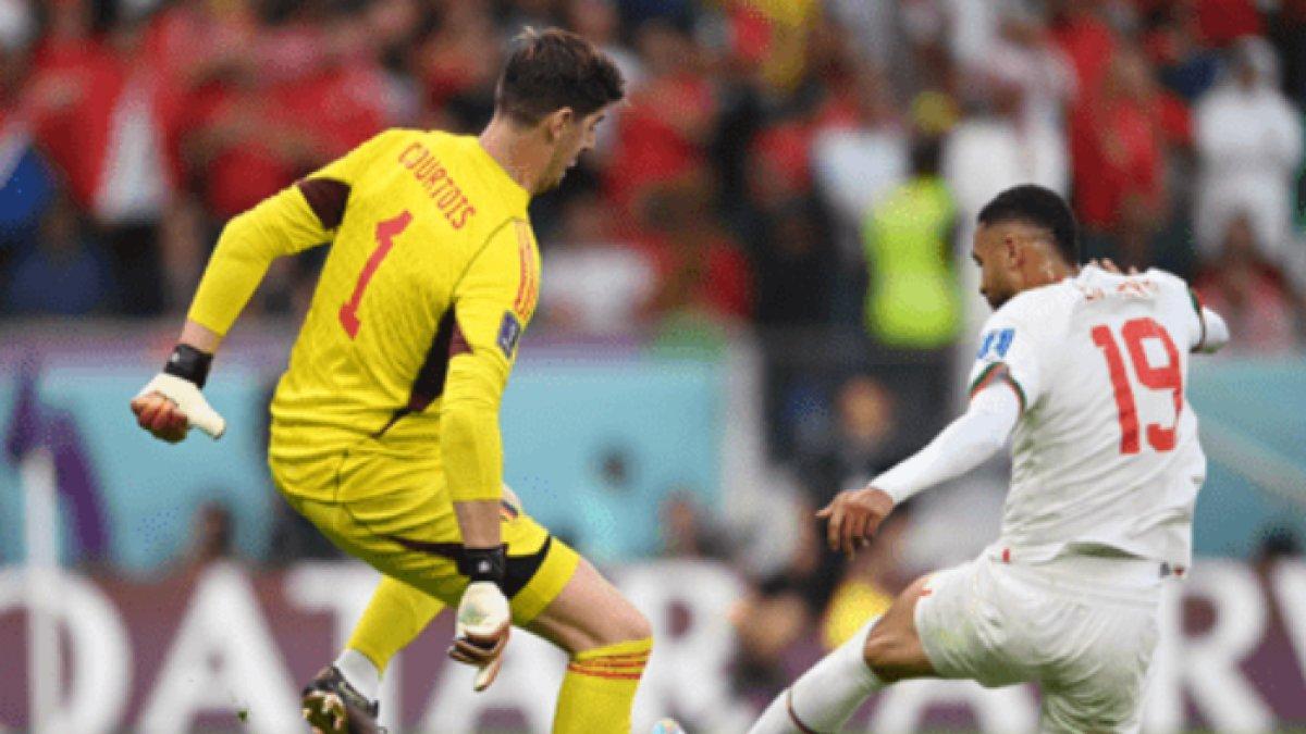 Penyerang Timnas Maroko Youssef En-Nesyri dipermainkan Kiper Timnas Belgia, Thibaut Courtois dalam lanjutan laga kedua babak penyisihan Grup E Piala Dunia 2022 Qatar di Al Thumama Stadium, Minggu (27/11/2022) pukul 20.00 WIB..