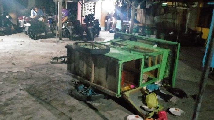 Salah satu gerobak milik Warga Kampung Sewu, Keden, Pedan, Klaten dirusak oleh sekelompok orang bercelana hitam, Minggu, (4/9/2020).