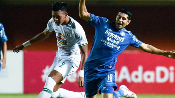 Pertandingan Persib Bandung vs PSS Sleman dalam semifinal Piala Menpora 2021 di Stadion Maguwoharjo, Sleman, Jumat (16/4/2021) malam. Gelandang Esteban Vizcarra berebut bola dengan pemain PSS Sleman.
