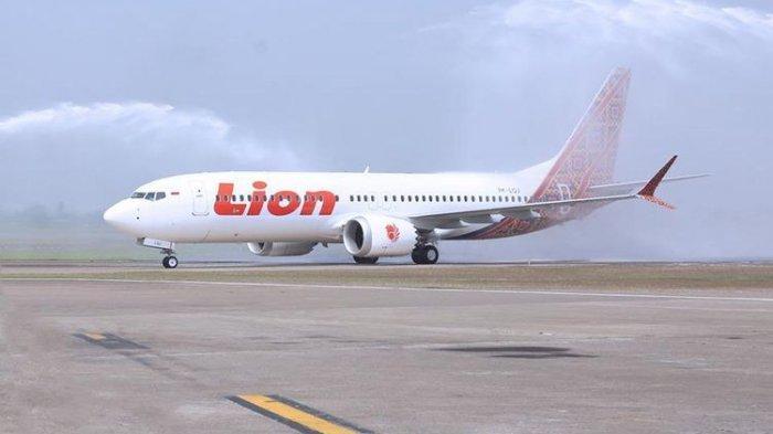 Tradisi water salute menyambut kedatangan pesawat baru B737 MAX 8 Lion Air di Bandara Soekarno-Hatta, Selasa (4/7/2017).