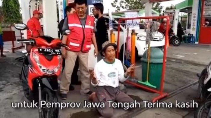 Seorang petani yang sempat viral karena tak bisa beli BBM mengucapkan terima kasih atas bantuan Pemprov Jawa Tengah yang diutus Gubernur Jateng Ganjar Pranowo, Minggu (11/9/2022).