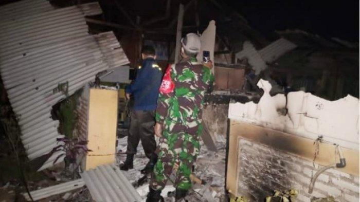 Petugas berjaga di tempat mengaji yang dibakar warga kampung Kecamatan Cilawu, Kabupaten Garut, Jawa Barat, Senin (5/4/2021) malam. Warga mengamuk seusai mengetahui guru ngaji di tempat itu mencabuli muridnya.
