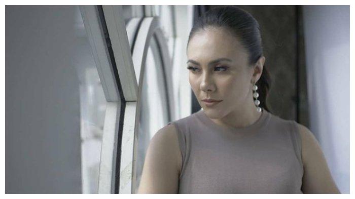 Potret diri Wulan Guritno di akun Instagram.