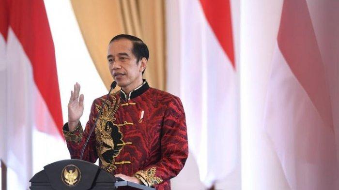 Presiden Joko Widodo (Jokowi) mengenakan kemeja cheongsam rancangan Anne Avantie pada perayaan Imlek 2021 yang diselenggarakan secara virtual, Sabtu (20/2/2021).