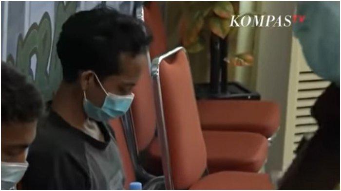 Pria berinisial F (18) yang diduga pelaku pembuat video hoaks suap jaksa pada sidang terdakwa Rizieq Shihab, Senin (22/3/2021).