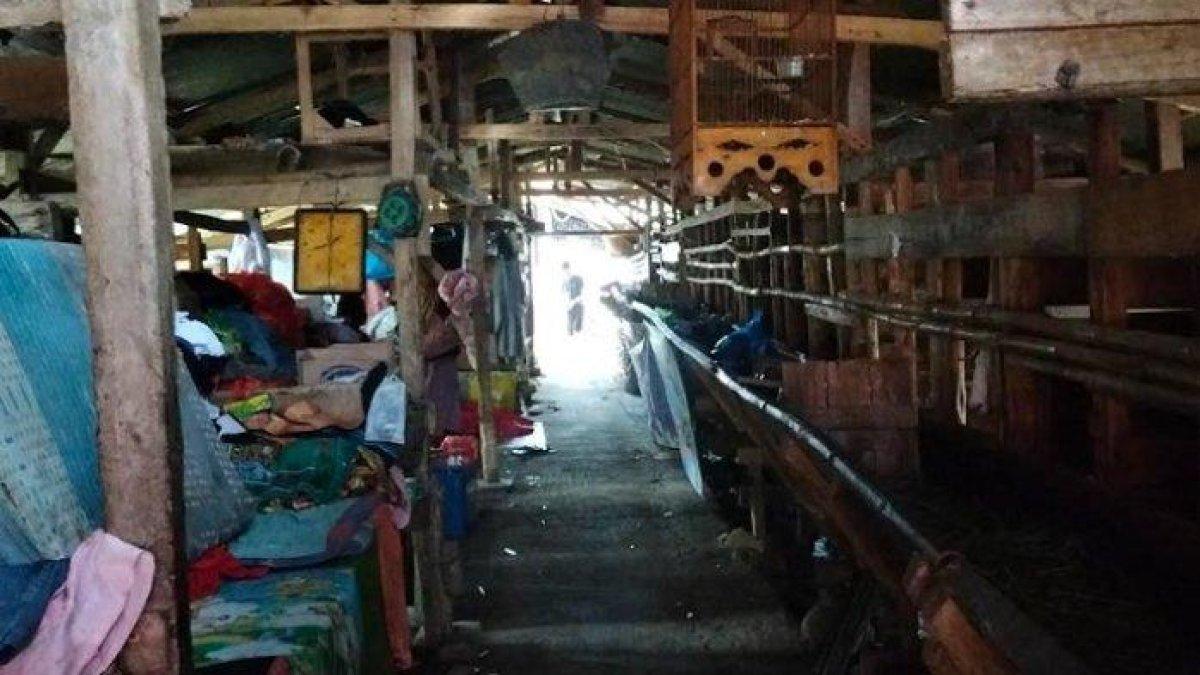 Puluhan warga Kampung Warungbatu, Desa Mekarsari, Cianjur, Jawa Barat memilih mengungsi di kandang kambing pascagempa pada Senin (21/11/2022) lalu.