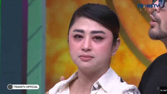 Dewi Perssik dalam kanal YouTube Trans TV Official, Rabu (3/8/2022). Dewi Perssik emosi mengungkit jasanya untuk Angga Wijaya dan orangtuanya.