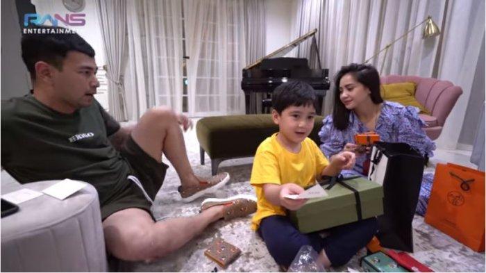 Rafathar membagikan sejumlah kado untuk Raffi Ahmad dan Nagita Slavina yang berulang tahun, Rabu (17/2/2021).