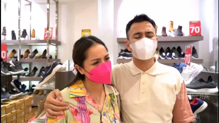 Tangkapan layar- Raffi Ahmad dan Nagita Slavina membelikan baju lebaran untuk cleaning service yang baru mereka temui.