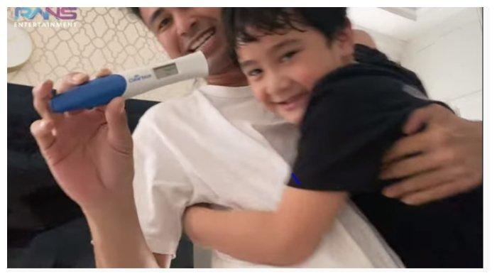 Reaksi Raffi Ahmad dan Rafathar saat tahu Nagita Slavina akhinya hamil lagi, Jumat (16/4/2021).