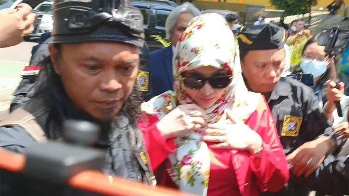 Roro Fitria saat menghadiri sidang mediasi perceriannya dengan Andre Irawan di Pengadilan Agama Jakarta Selatan, Selasa (27/9/2022).
