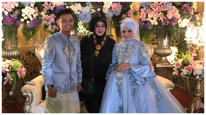 Rina Gunawan bersama H Muhammad Prayudha alias H Yudha dan Hj Nur Zakiroh alias Izha
