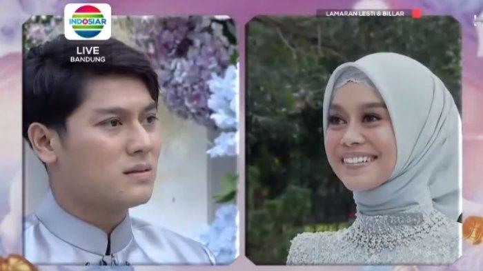 Rizky Billar saat melamar Lesti Kejora yang tayang Live di Indosiar, Minggu (13/6/2021).
