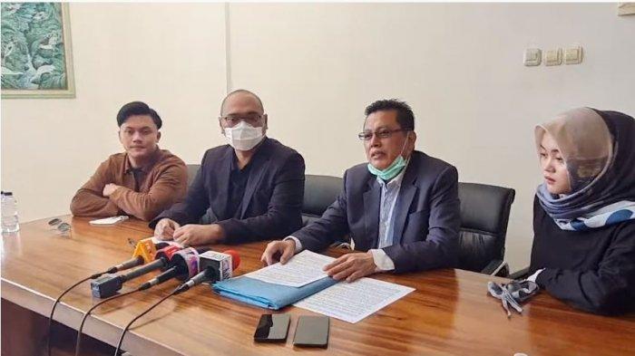 Rizky Febian dan Putri Delina menggelar konferensi pers bersama kuasa hukum membeberkan masalah perseteruan dengan Teddy Pardiyana, Sabtu (19/12/2020).