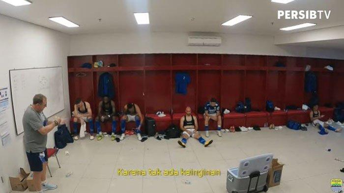 Robert Alberts tengah meluapakan emosinya melihat performa para pemainnya di laga Persib Bandung vs Persija Jakarta di putaran pertama Liga 1 2021 di Stadion Manahan Solo.