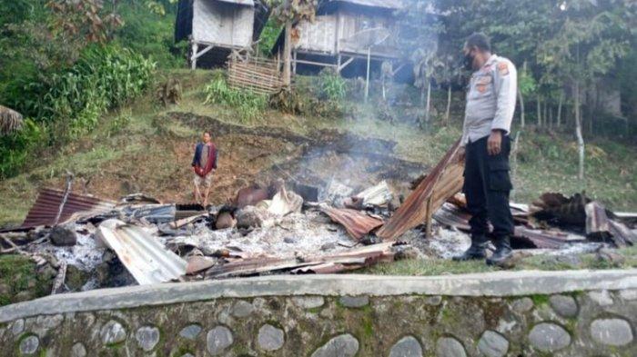 Pasangan suami istri di Kabupaten Bima terpaksa dilarikan ke Rumah Sakit setelah dibacok oleh sekelompok orang karena diduga dukun santet. Sementara rumahnya dibakar.