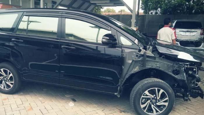 Salah satu mobil warga kampung miliarder Tuban yang rusak akibat pengemudi belum mahir nyopir.