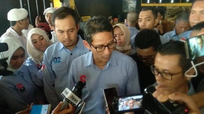 Calon wakil presiden 02, Sandiaga Uno setelah memantau relawan yang menginput data form C1 di Ciputat Timur, Tangerang Selatan, Kamis (25/4/2019).