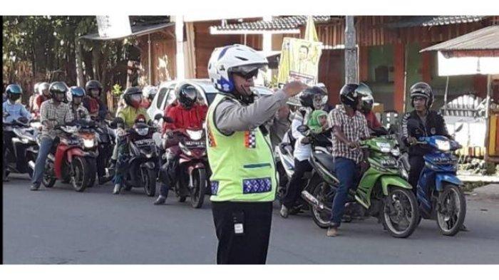 Satlantas yang mengamankan kemacetan pasca insiden truk mundur, Jumat (3/5/2019)