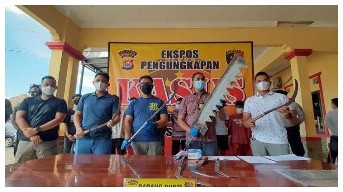 Sebanyak 10 orang yang diduga terlibat aksi konvoi membawa senjata tajam dan blokade jalan protokol Kota Serang diamankan polisi.
