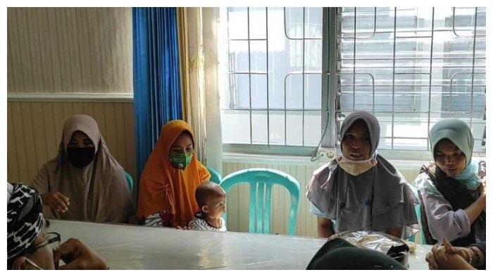 Sebanyak empat perempuan asal Desa Wajageseng, Kecamatan Kopang, Lombok Tengah, Nusa Tenggara Barat, harus mendekam di Rumah Tahanan (Rutan) Praya sejak Rabu (17/2/2021). Dua di antaranya membawa balita ke Rutan Praya karena masih menyusui.