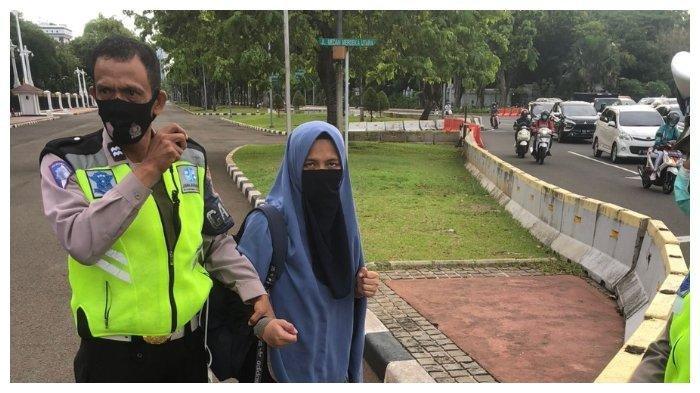 Seorang perempuan bersenjata api mencoba menerobos masuk ke Istana Presiden, Selasa (25/10/2022).