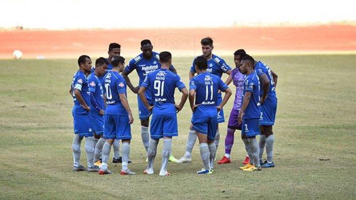 Skuad Persib Bandung berkumpul di tengah lapangan sebelum menjajal kekuatan Bandung United dalam uji tanding yang berlangsung di Stadion Gelora Bandung Lautan Api, Sabtu (19/9/2020).