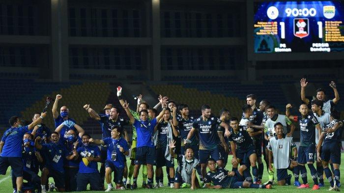 Skuad Persib Bandung merayakan kelolosannya ke final Piala Menpora 2021 setelah menyingkirkan PSS Sleman di Stadion Manahan Solo.