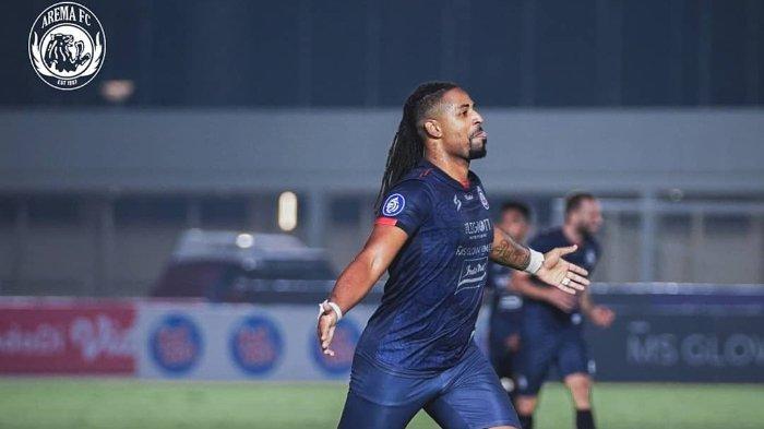 Striker Arema FC, Carlos Fortes merayakan gol yang dicetak ke gawang Persela Lamongan, dalam lanjutan Liga 1 2021 pekan keenam di Stadion Madya Gelora Bung Karno, Jakarta, Minggu (3/10/2021). Carlos Fortes telah mengoleksi tujuh gol untuk sejauh ini.