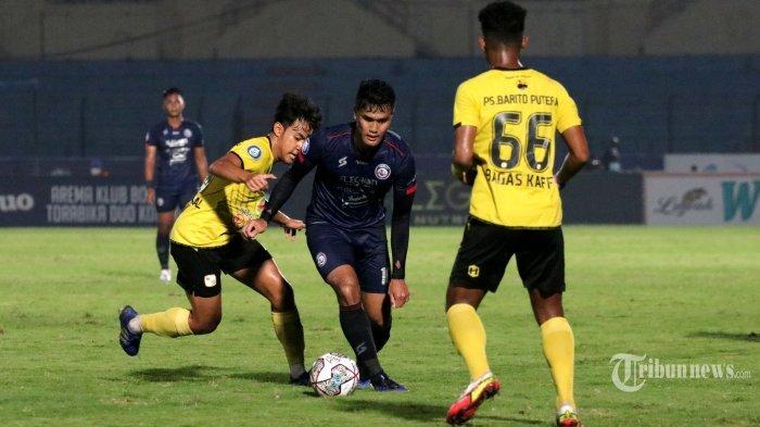 Striker Arema FC, Muhammad Rafli (tengah) diadang dua pesepak bola Barito Putera, Luthfi Kamal (kiri) dan Bagas Kaffa.