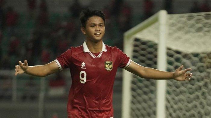Striker Timnas U-20 Indonesia, Hokky Caraka berselebrasi seusai menjebol gawang Timor Leste di Stadion Gelora Bung Tomo, Surabaya, Jawa Timur pada Rabu (14/9/2022).