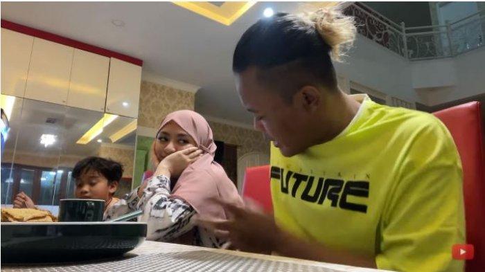 Sule bertingkah kocak dan mengelus perut Nathalie Holscher yang sedang mengandung anaknya, Rabu (28/4/2021).