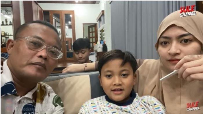 Sule bersama sang istri, Nathalie Holscher dan anak bungsunya Ferdinand, serta anak ketiganya, Rizwan di belakang, Jumat (1/1/2021).