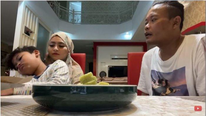 Sule menasihati Ferdi yang merajuk di pangkuan Nathalie Holscher, Senin (10/5/2021).